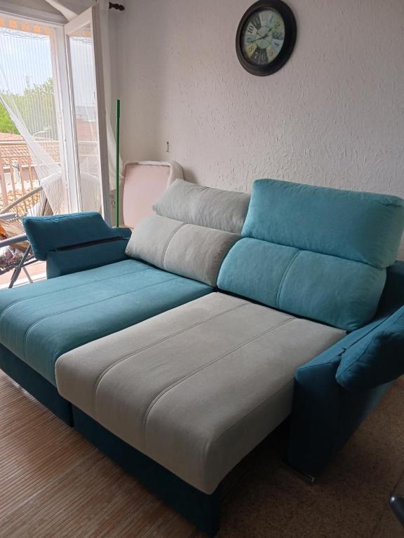 Posezení v ubytování NIUMAR Acogedor apartamento muy luminoso con terraza