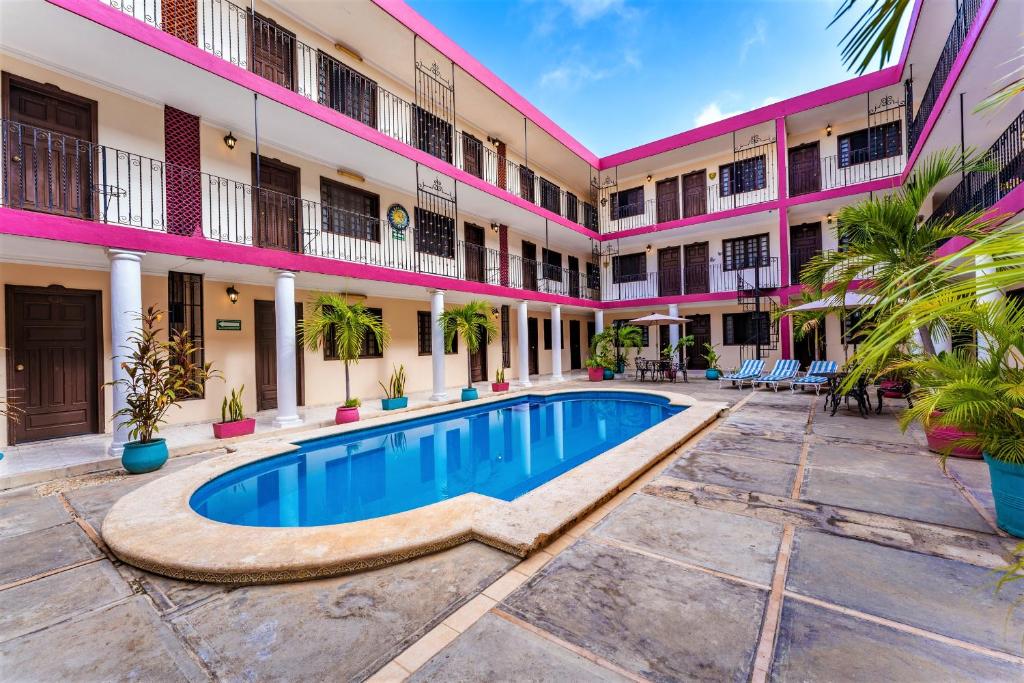 a courtyard with a swimming pool in a building at Hotel San Juan Mérida in Mérida