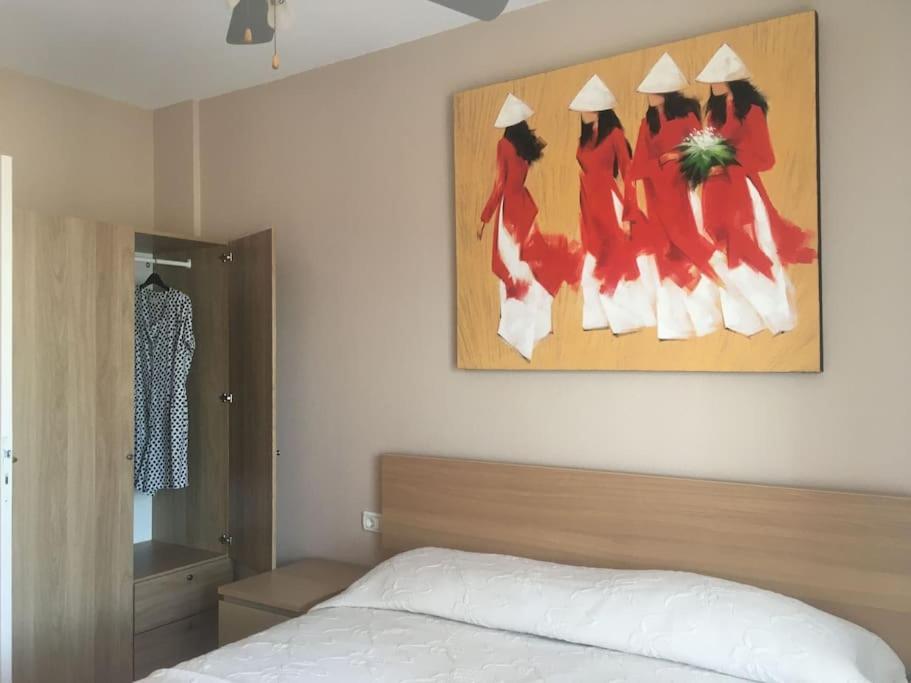 a bedroom with a bed and a painting on the wall at Independiente estudio en acogedora casita de Mai in Adeje