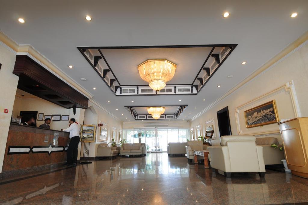 Členové personálu v ubytování Falaj Daris Hotel