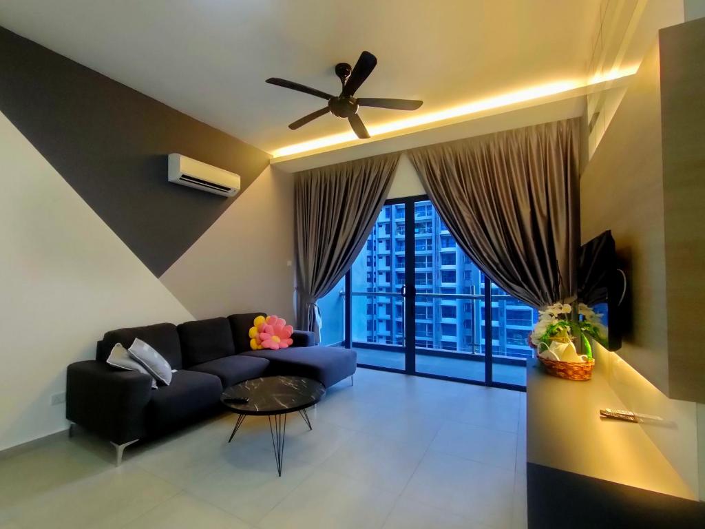 - un salon avec un canapé et un ventilateur de plafond dans l'établissement Share Room Atlantis Residences, à Malacca