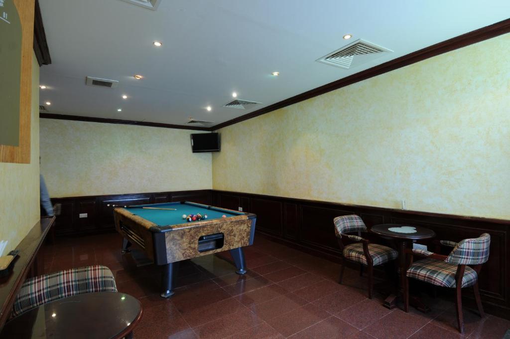 Biliár nebo kulečník v ubytování Falaj Daris Hotel