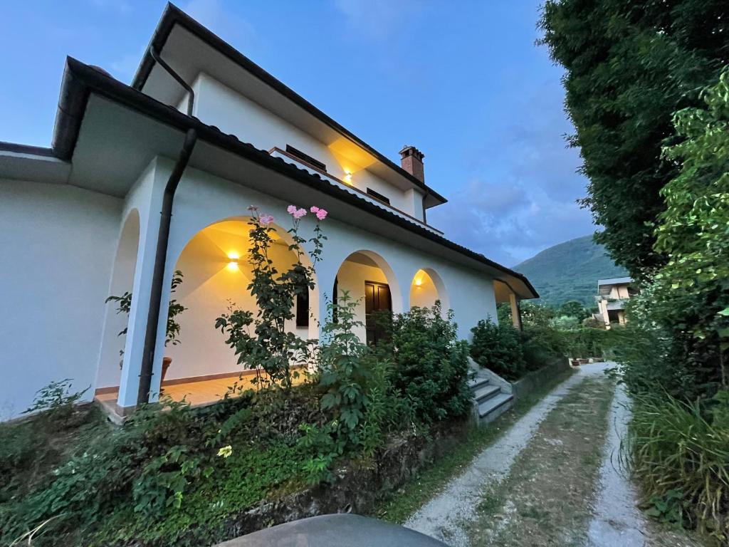 una casa al lado de una colina en Villa Lori, en Fornaci di Barga