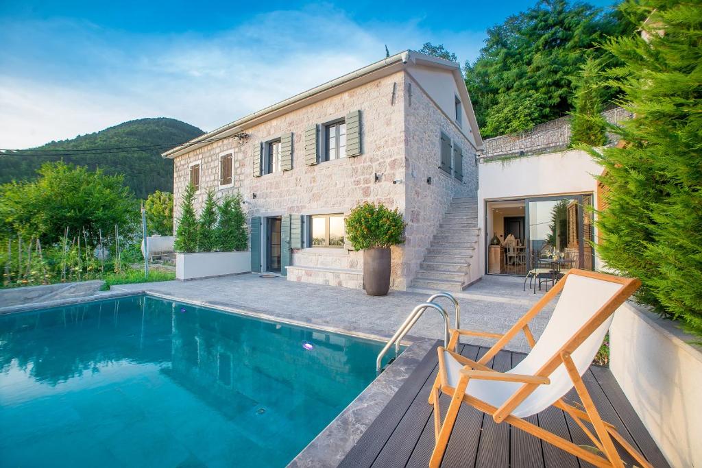 科托爾的住宿－Villa Di Campagna，别墅前设有游泳池