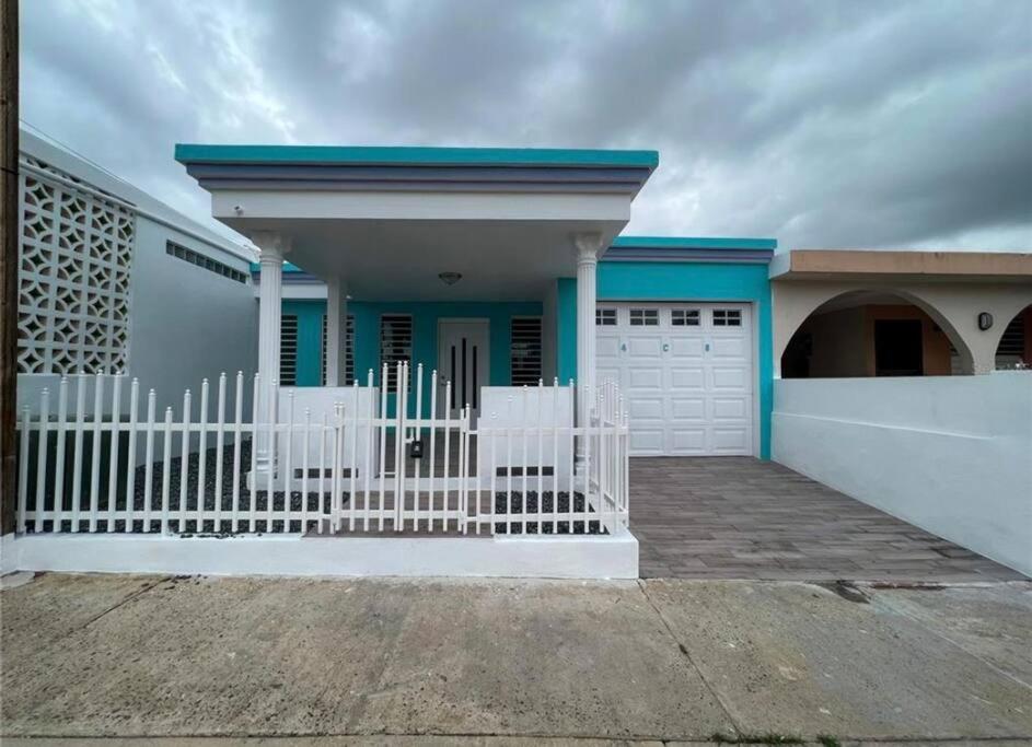 una cerca blanca frente a una casa en Family-Home-Workplace-Peace en Arecibo