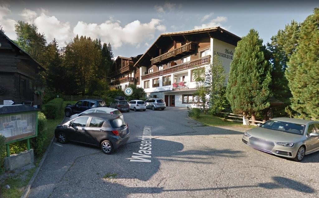 twee auto's geparkeerd op een parkeerplaats voor een gebouw bij Haus Claudia by Globalimmoservice in Bad Kleinkirchheim