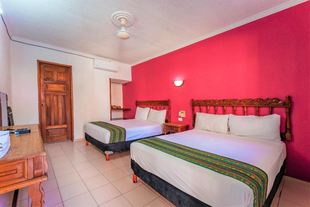 Postel nebo postele na pokoji v ubytování Hotel San Juan Mérida