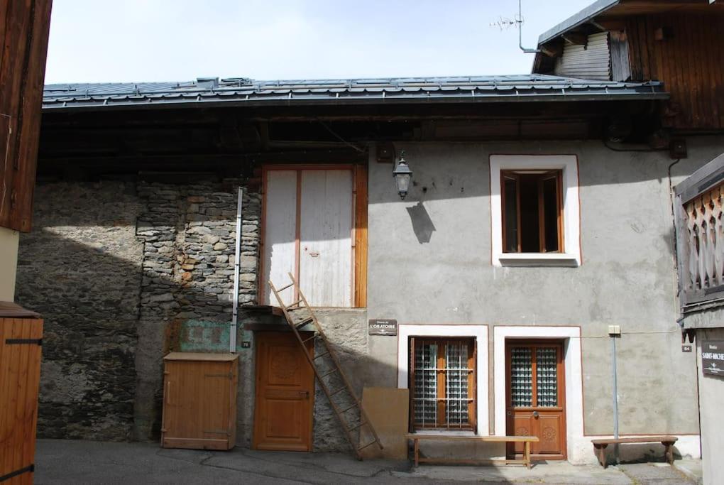 stary dom ze schodami przed nim w obiekcie Chalet savoyard By the Rock w mieście Villaroger