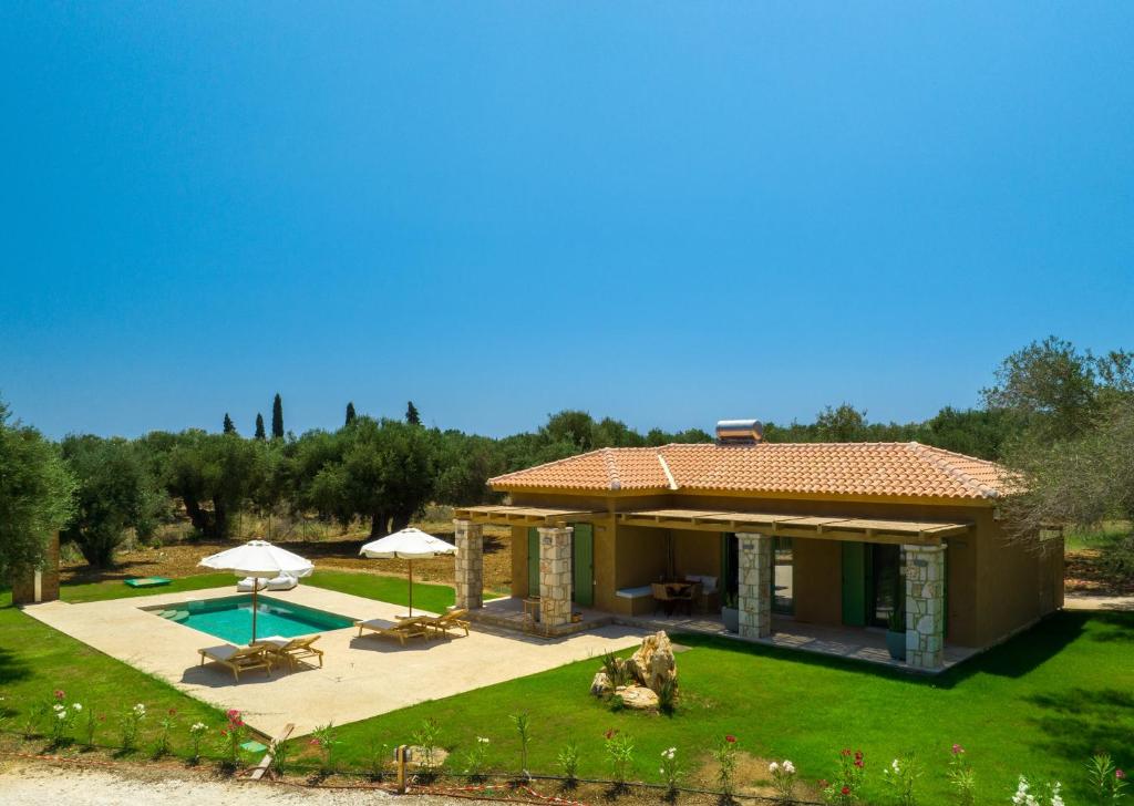 Bazén v ubytování Terra Oleana Cottages nebo v jeho okolí