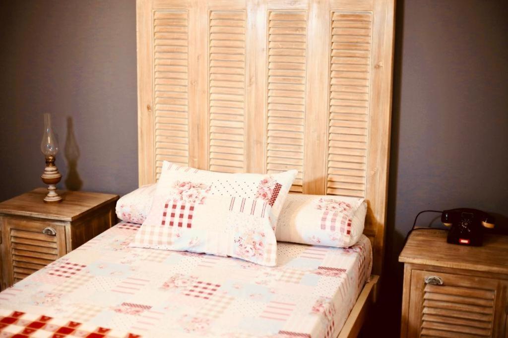 Un dormitorio con una cama con almohadas. en Luxury apartment Alexandria, en Alejandría