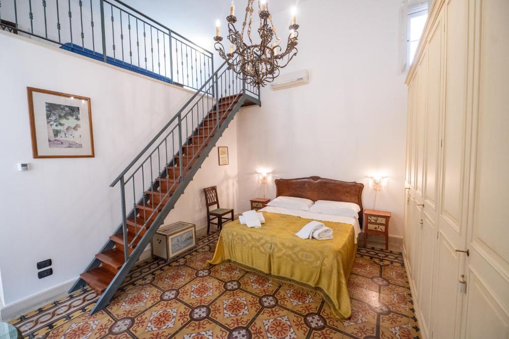una camera con letto e scala di Appartamento in palazzo storico a Lecce