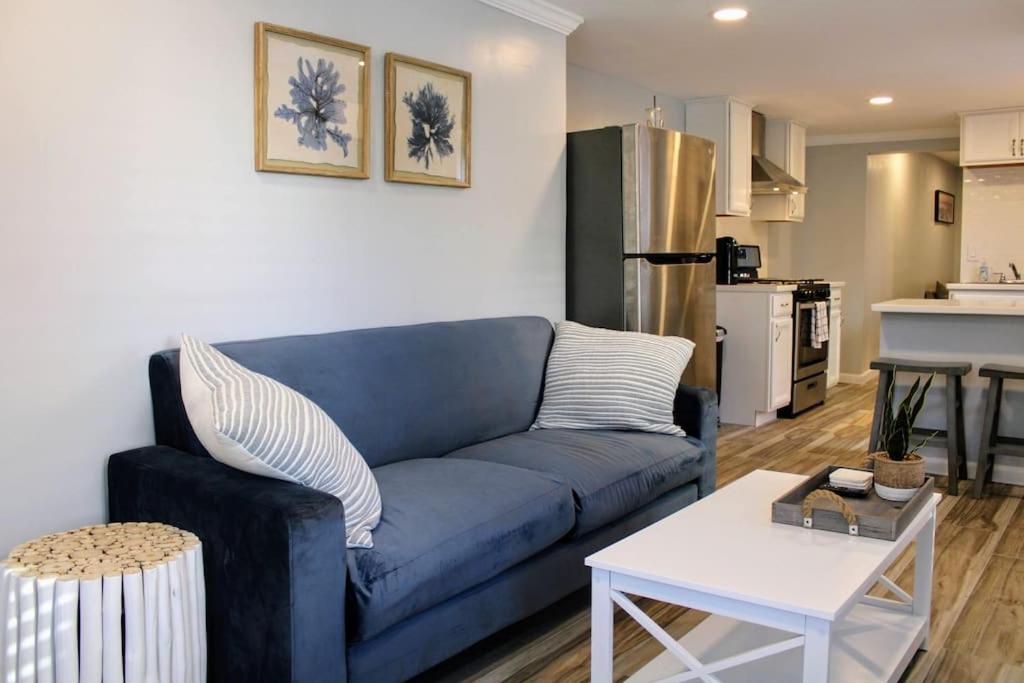 sala de estar con sofá azul y cocina en The Clark - Suite 1W - Ocean Grove near Asbury, en Ocean Grove
