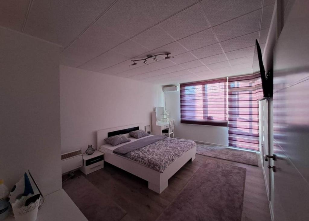 Tempat tidur dalam kamar di Stan na dan Bosanska Krupa