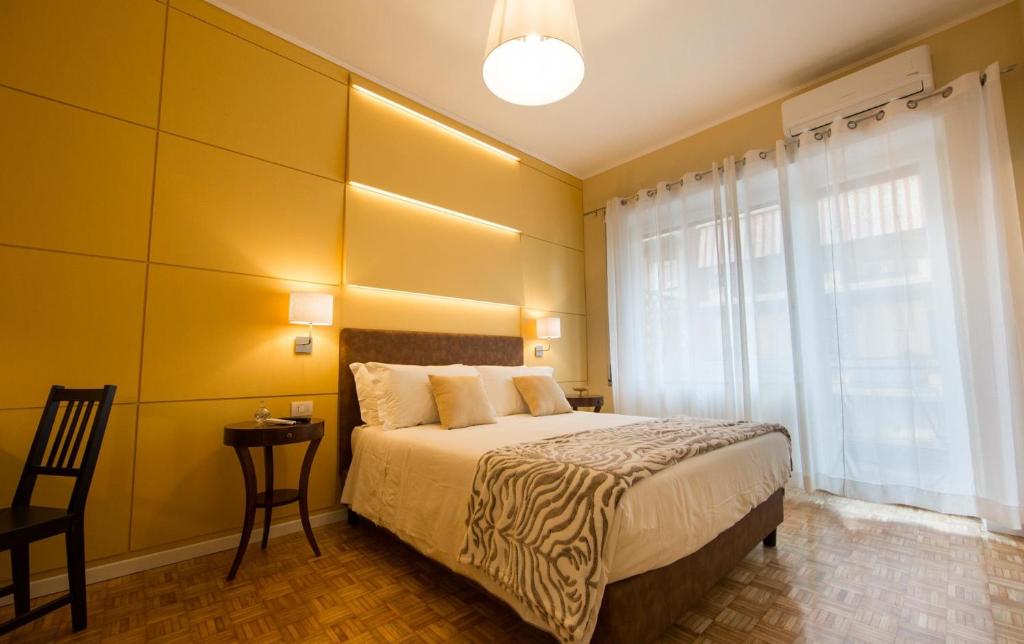 una camera con un grande letto e una finestra di B&B Roma 474 a Roma