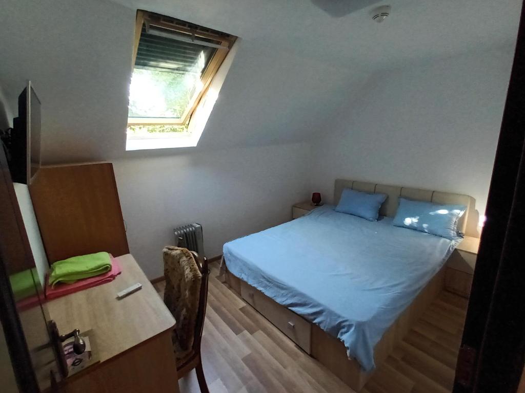 - une petite chambre avec un lit et une fenêtre dans l'établissement Cazare Adela, à Horezu