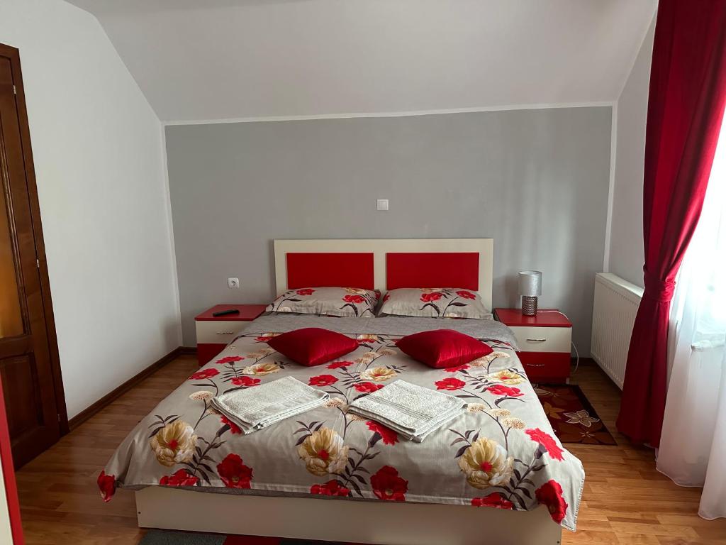 Postel nebo postele na pokoji v ubytování CASA IKA&MATEI