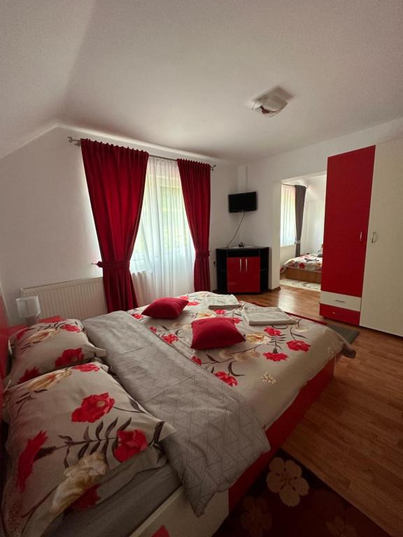 Postel nebo postele na pokoji v ubytování CASA IKA&MATEI