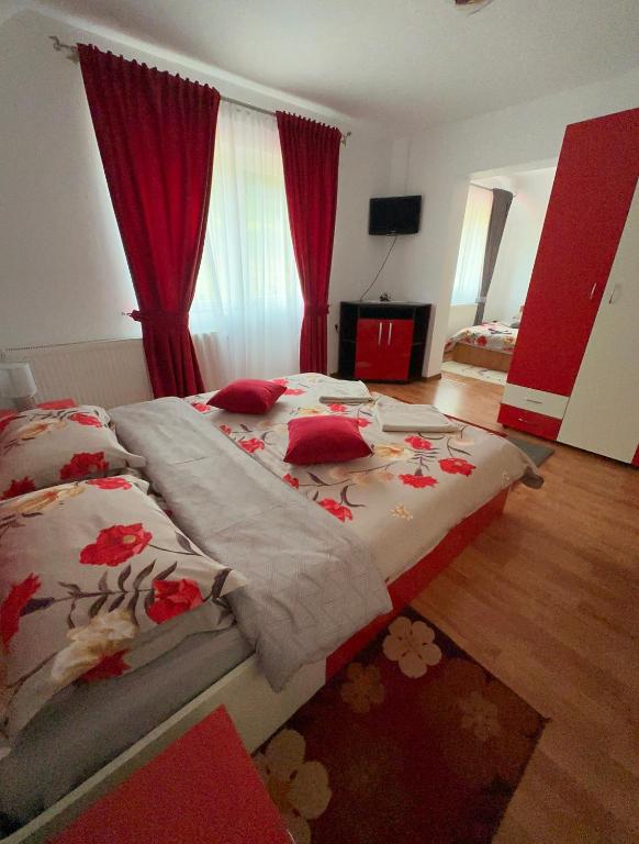 Postel nebo postele na pokoji v ubytování CASA IKA&MATEI