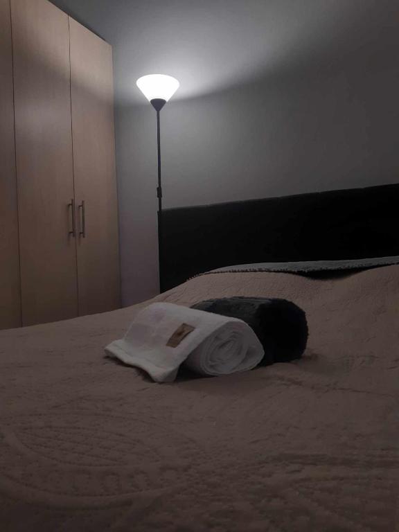 uma toalha branca está deitada em cima de uma cama em XANTHI'S 4 LIVING em Atenas