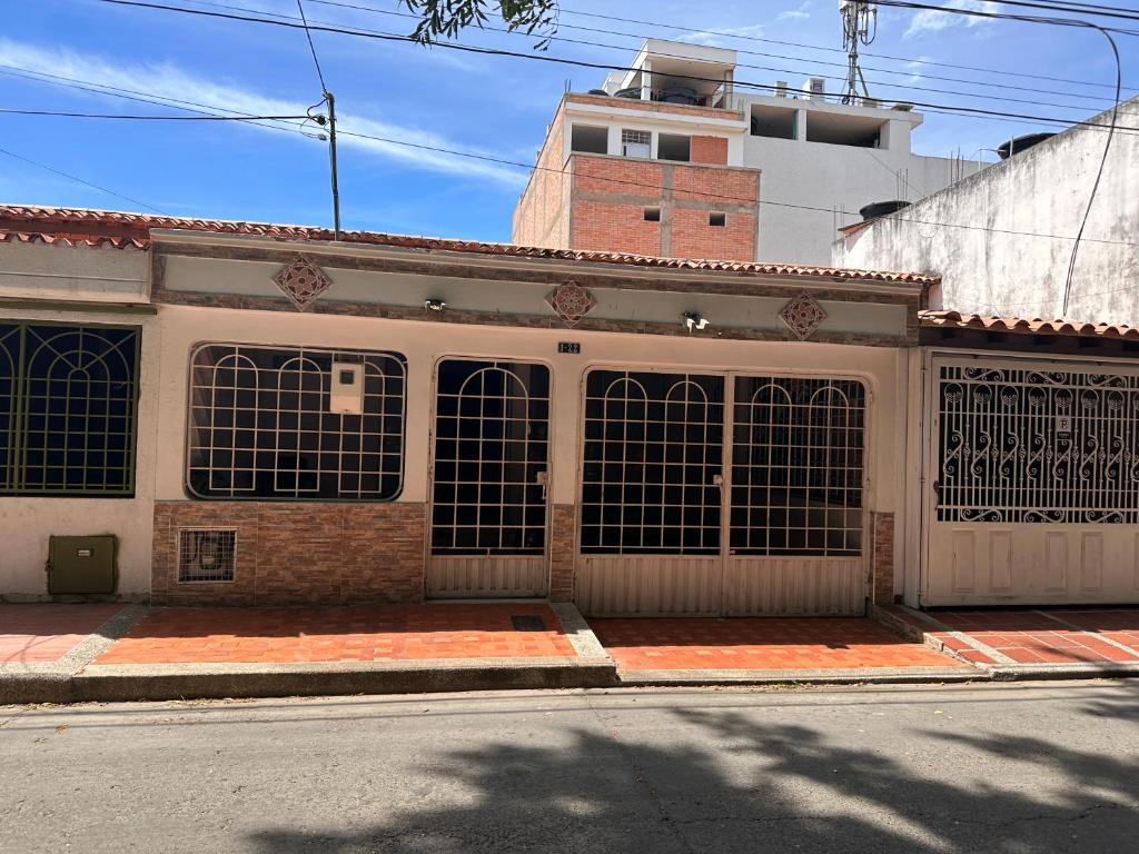 ein altes Gebäude mit Toren auf einer Straße in der Unterkunft Agradable casa en Cúcuta cerca al CC Unicentro in Cúcuta