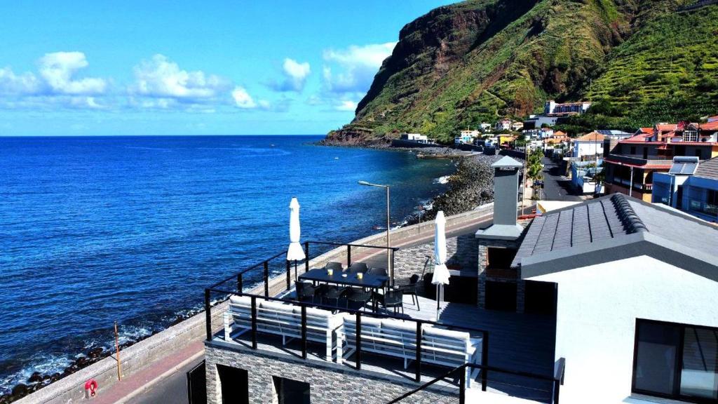 una vista de un cuerpo de agua con una montaña en Ocean Front, en Paul do Mar