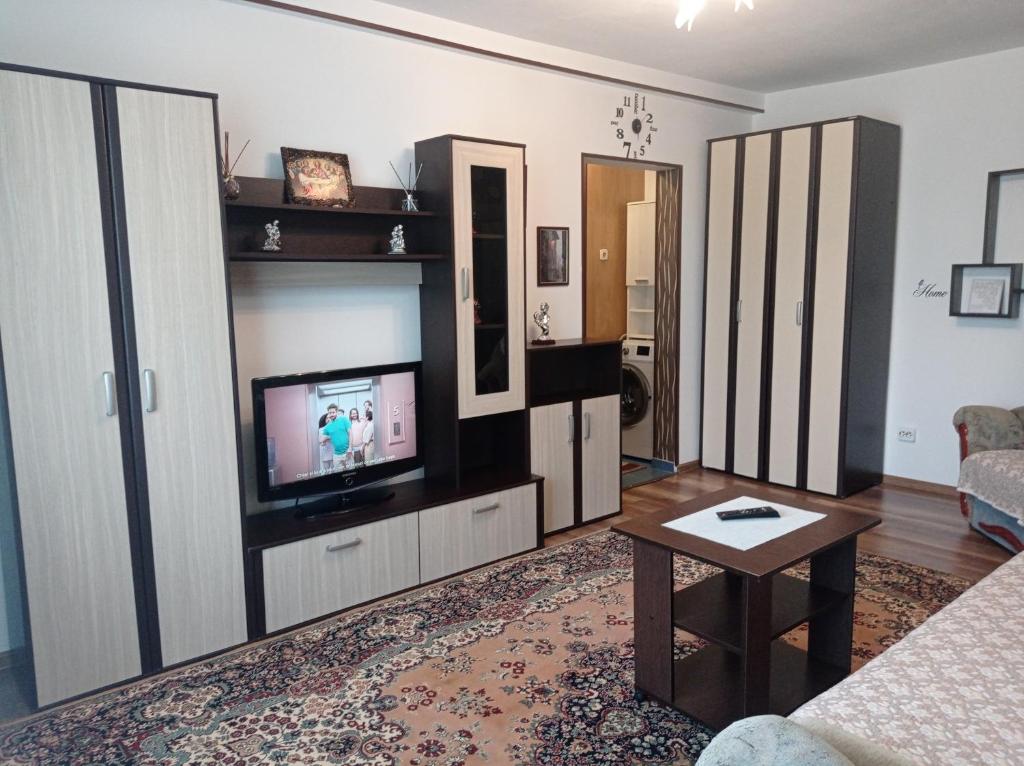 sala de estar con TV y mesa en Modern Beach Apartment en Constanza