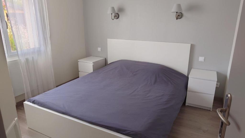 - une chambre avec un lit et une couverture violette dans l'établissement WELCOME Logement avec terrasse proche Bordeaux, à Saint-André-de-Cubzac