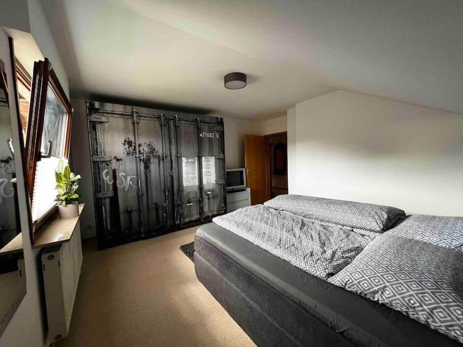 um quarto com uma cama grande e alguns cacifos em Ferienwohnung Hohberg em Albstadt