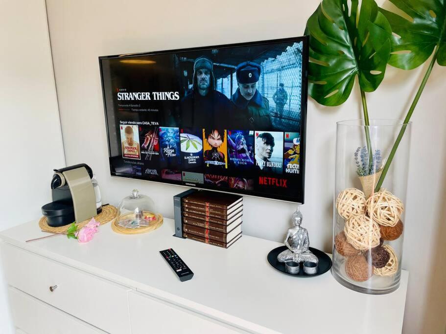TV a/nebo společenská místnost v ubytování APARTAMENTO CANILLO Wifi-Parquing free-Terraza HUT 5213