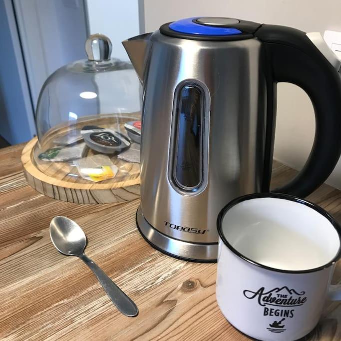 Příslušenství pro přípravu čaje a kávy v ubytování APARTAMENTO CANILLO Wifi-Parquing free-Terraza HUT 5213