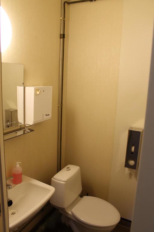 uma casa de banho com um WC branco e um lavatório. em Budget apartment in Kotka # 16 em Kotka