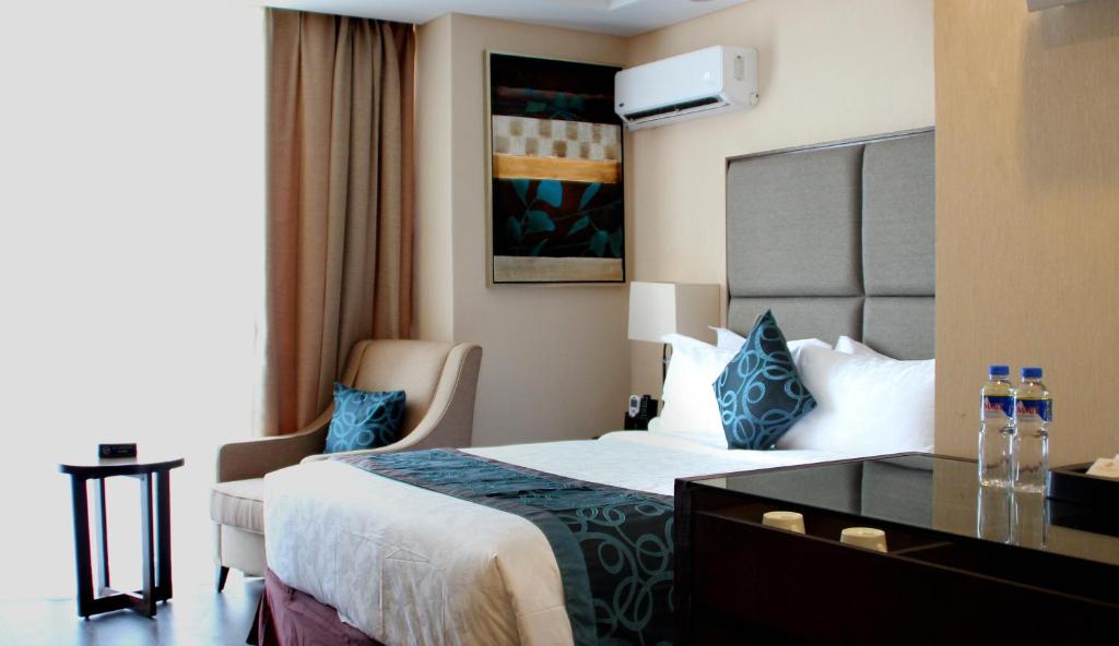Postel nebo postele na pokoji v ubytování Golden Phoenix Hotel - Manila