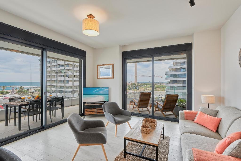 sala de estar con sofá, sillas y mesa en Terraza de Alborán en Málaga