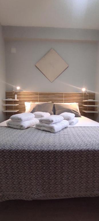 sypialnia z łóżkiem z białymi prześcieradłami i poduszkami w obiekcie ZEUS BEACH Apartament w mieście Torrevieja