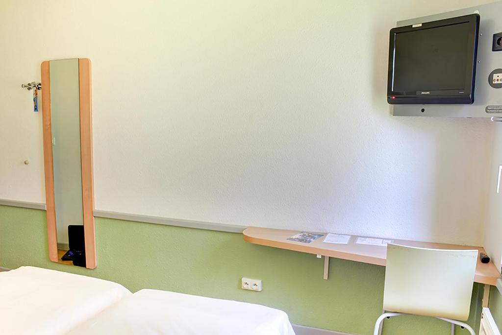 TV a/nebo společenská místnost v ubytování Hotel Inn Design Laon