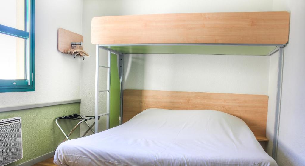 Postel nebo postele na pokoji v ubytování Hotel Inn Design Laon