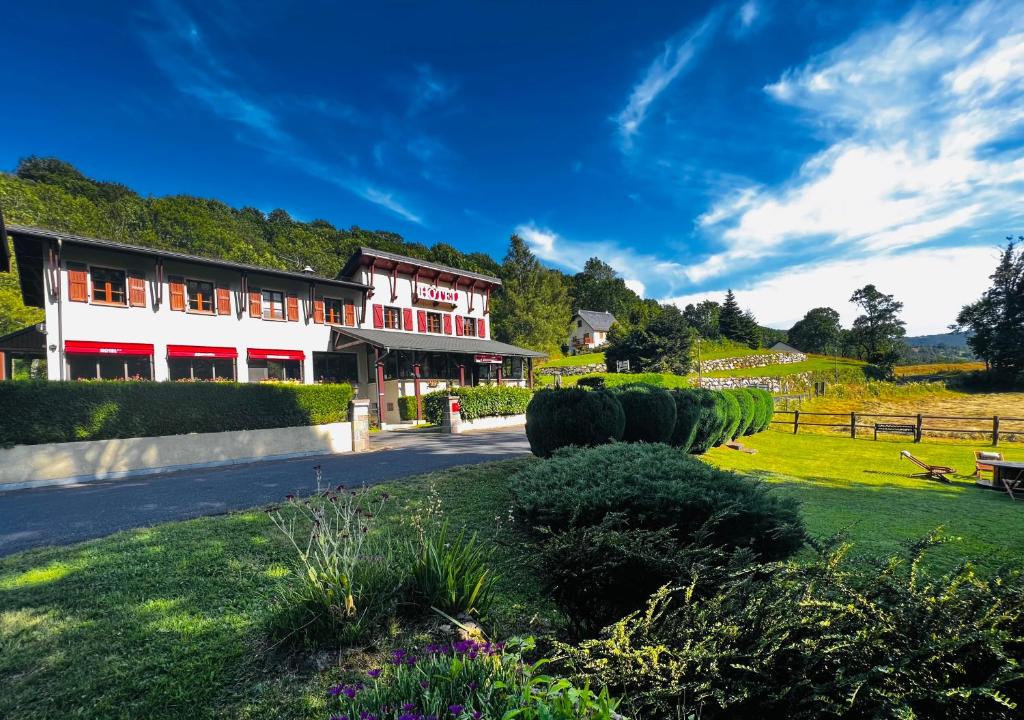 a building with a garden in front of it at L'Escoundillou in Saint-Jacques-des-Blats