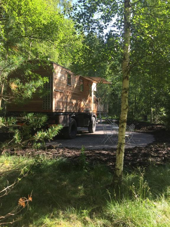 Ein Truck mit einem winzigen Haus auf der Rückseite. in der Unterkunft Tinyhouse auf Rädern in Grängesberg