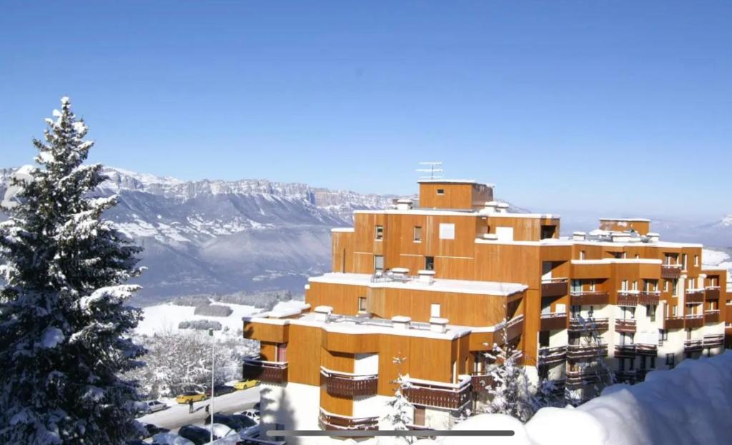 um edifício no topo de uma montanha coberta de neve em SAPIN 2 em Les Adrets