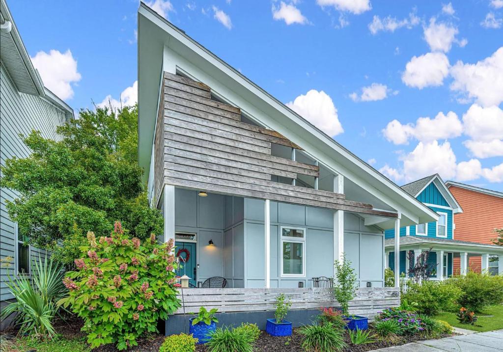 een huis met een veranda rondom bij The Polygon Park Circle Mins to Dwtn and Beach in Charleston