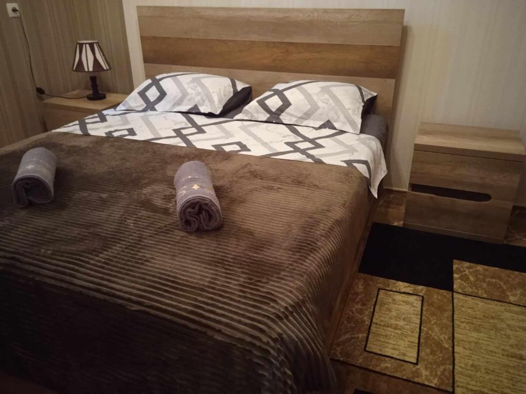 ein Schlafzimmer mit einem großen Bett mit zwei Kissen in der Unterkunft House 1891 in Kutaissi