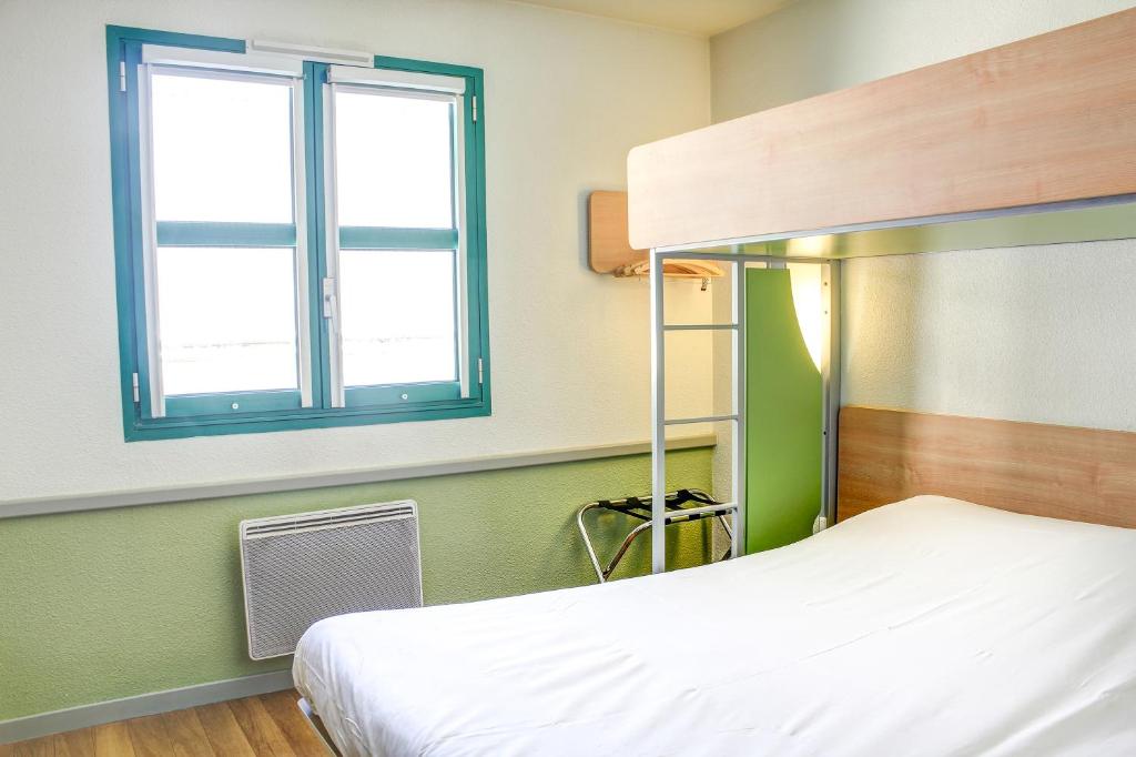 Postel nebo postele na pokoji v ubytování Hotel Inn Design Laon