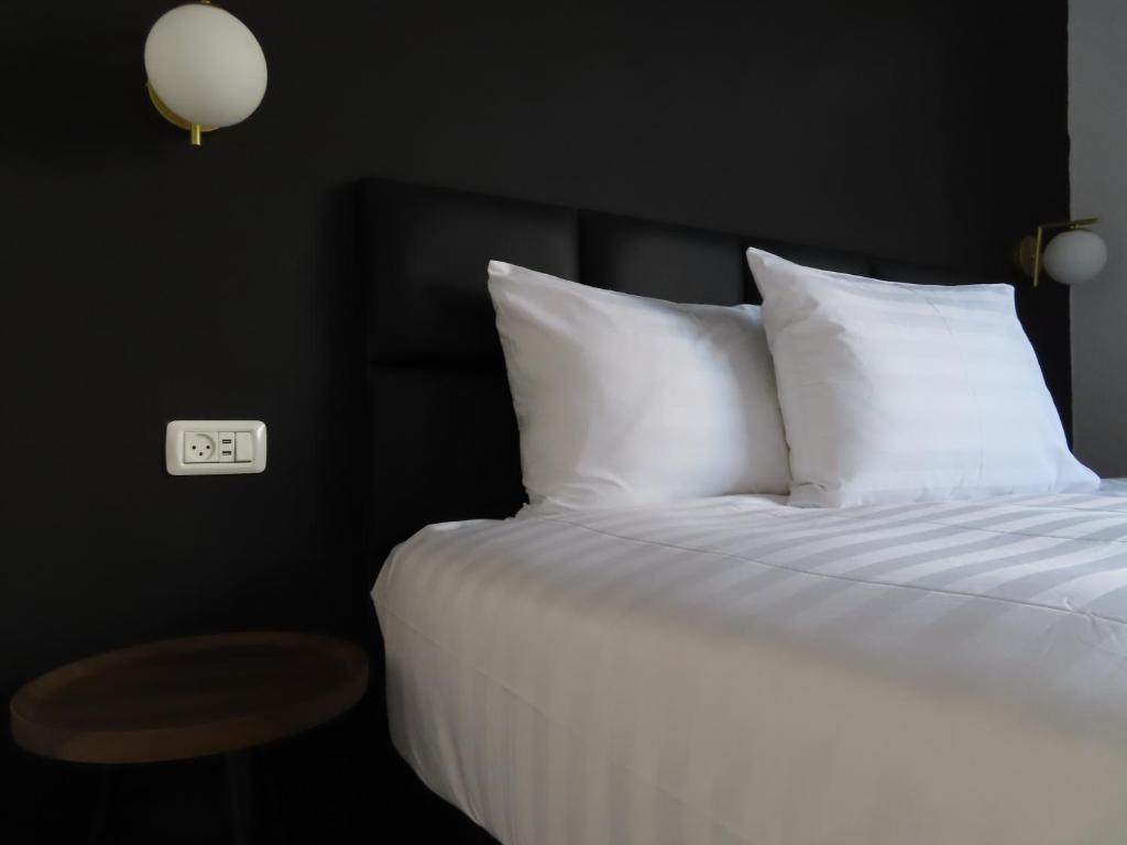 Postel nebo postele na pokoji v ubytování White Moon Inn