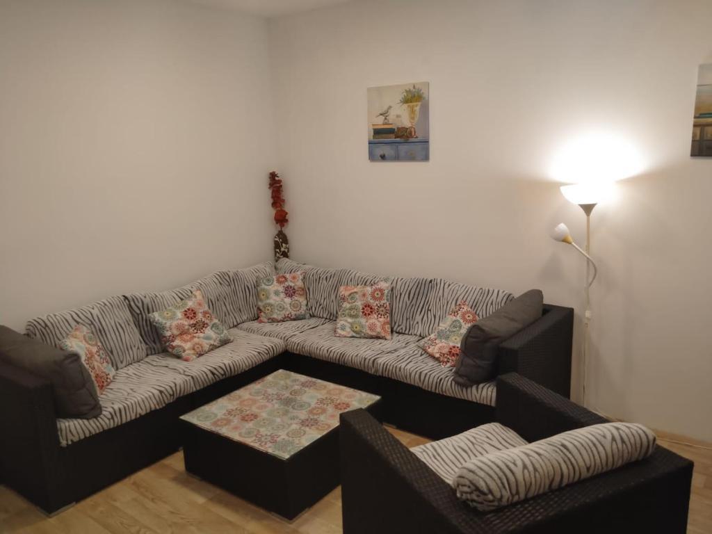 sala de estar con sofá y mesa en Cosy private apartment in a family house, en Jirny