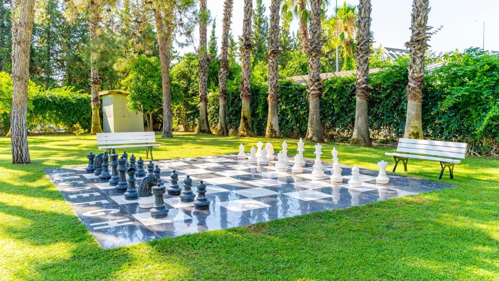 Un jardín fuera de Queen's Park Goynuk Hotel - All Inclusive