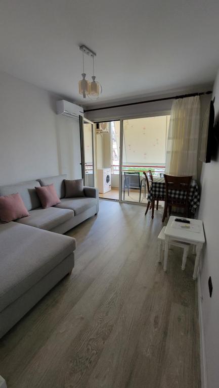 Green Studio Apartment - Image 1