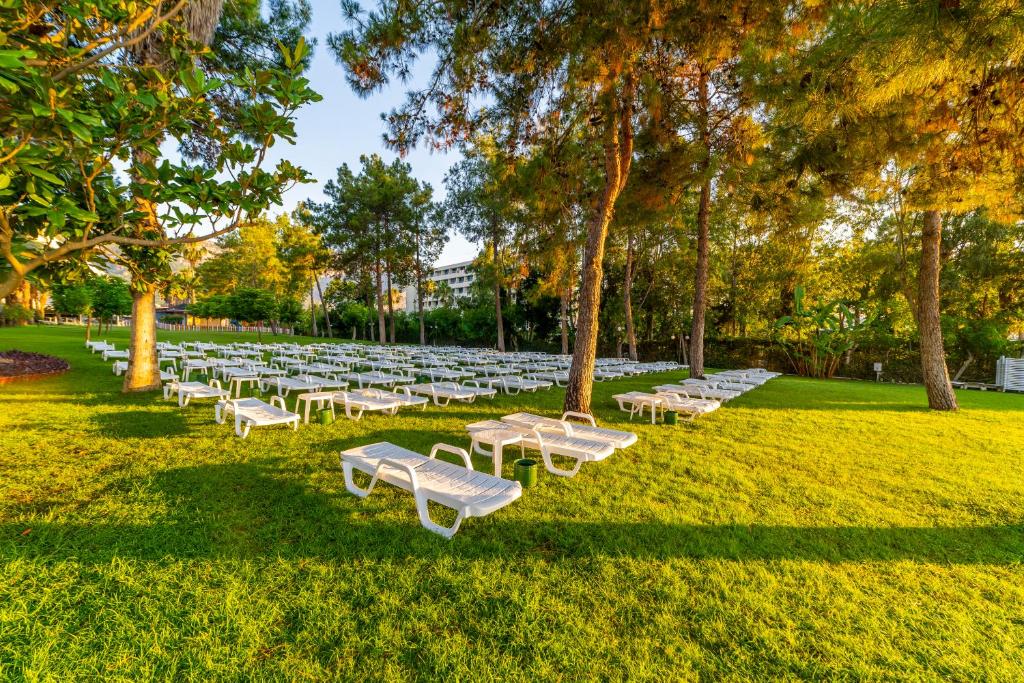 Un jardín fuera de Queen's Park Goynuk Hotel - All Inclusive