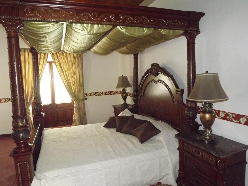Postel nebo postele na pokoji v ubytování Hotel Spa Hacienda Real la Nogalera