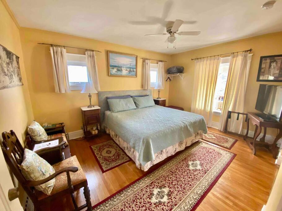 um quarto com uma cama e uma cadeira em Two bedrooms unit with jacuzzi and great view em Cataratas do Niágara