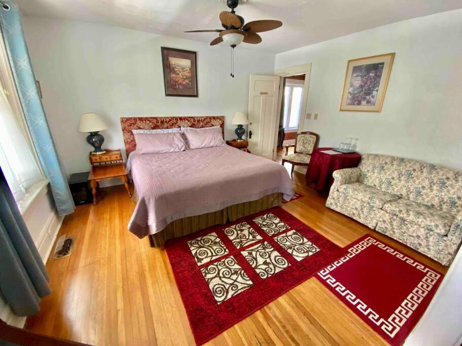 a bedroom with a bed and a red rug at Adorable 2-bedroom unit with jacuzzi beside falls in Niagara Falls